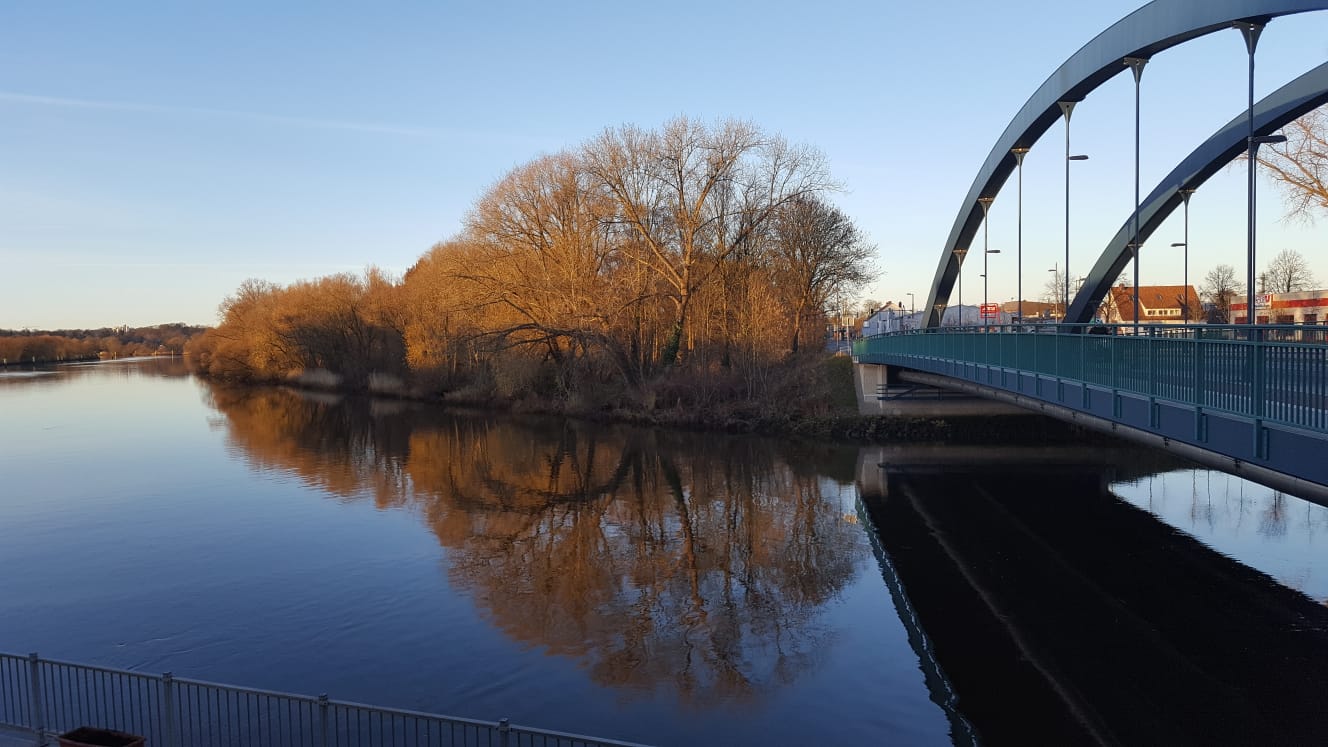 Bild von dem Haus hinter Fluss